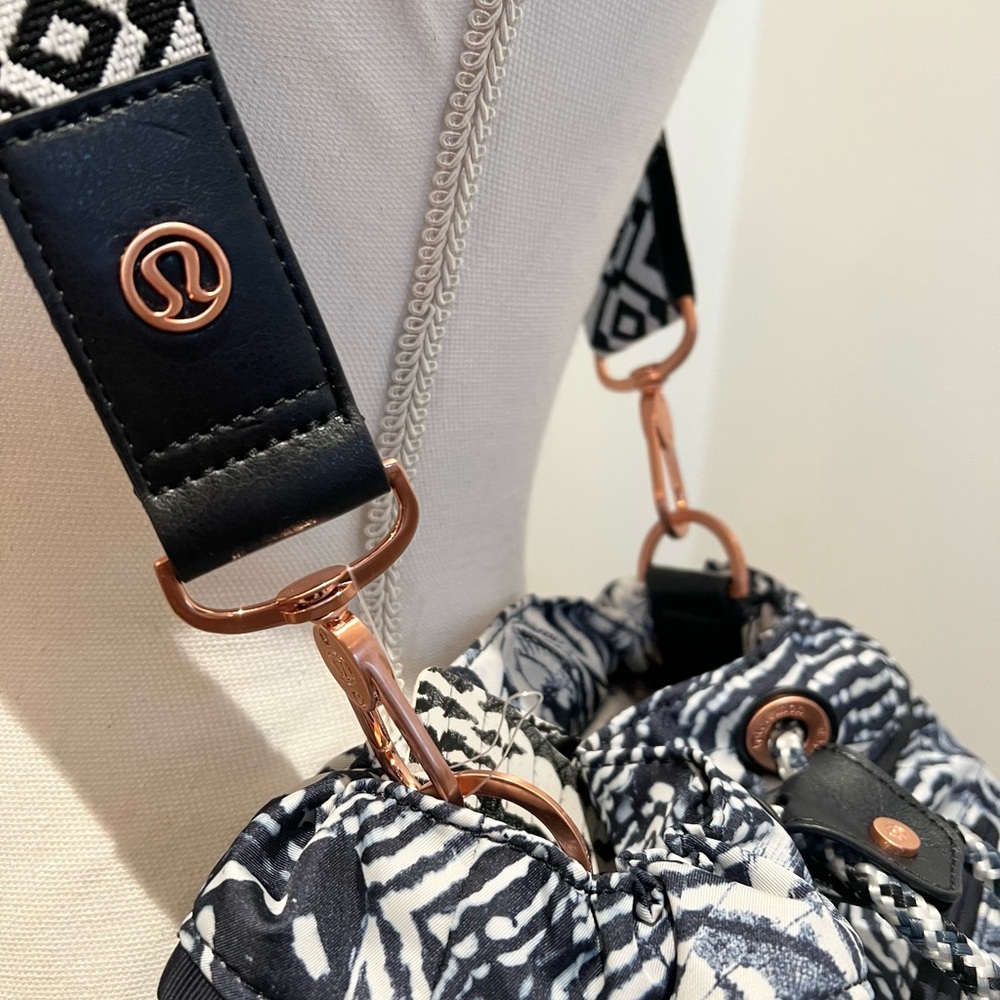 🤩 NWT Lululemon Diversity Bag Winged Mosaic White Naval Blue - Picture 6 of 16